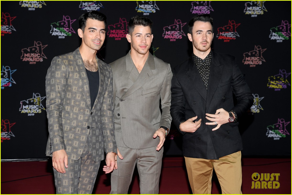jonas brothers buddy up for nrj music awards in cannes 03