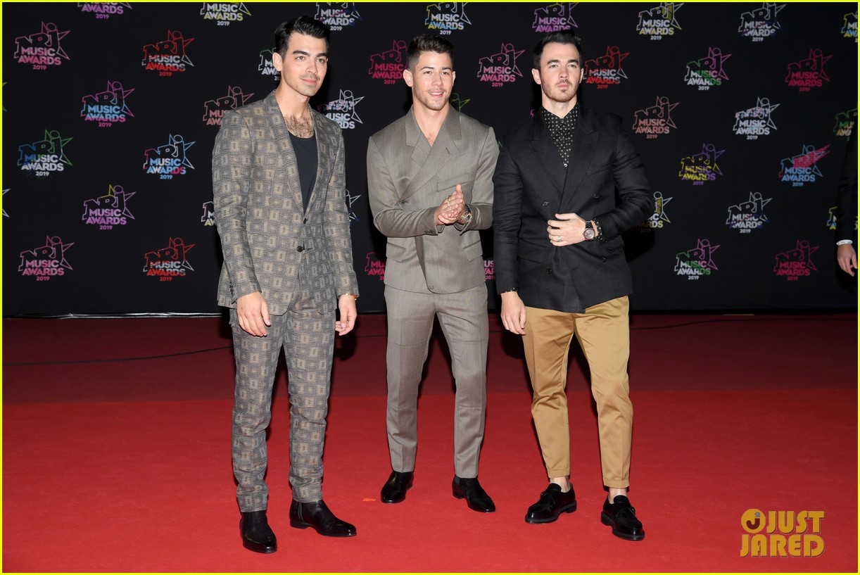 jonas brothers buddy up for nrj music awards in cannes 05