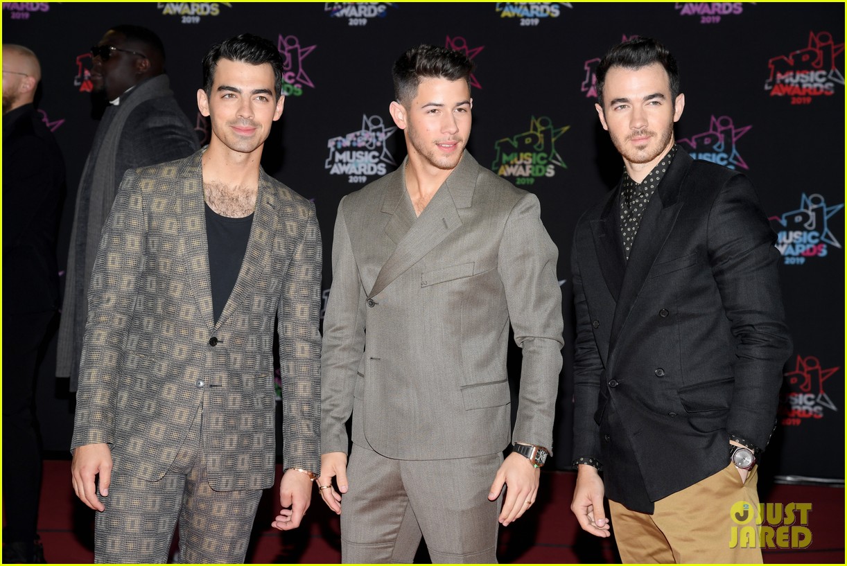 jonas brothers buddy up for nrj music awards in cannes 07