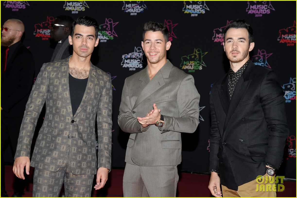 jonas brothers buddy up for nrj music awards in cannes 11