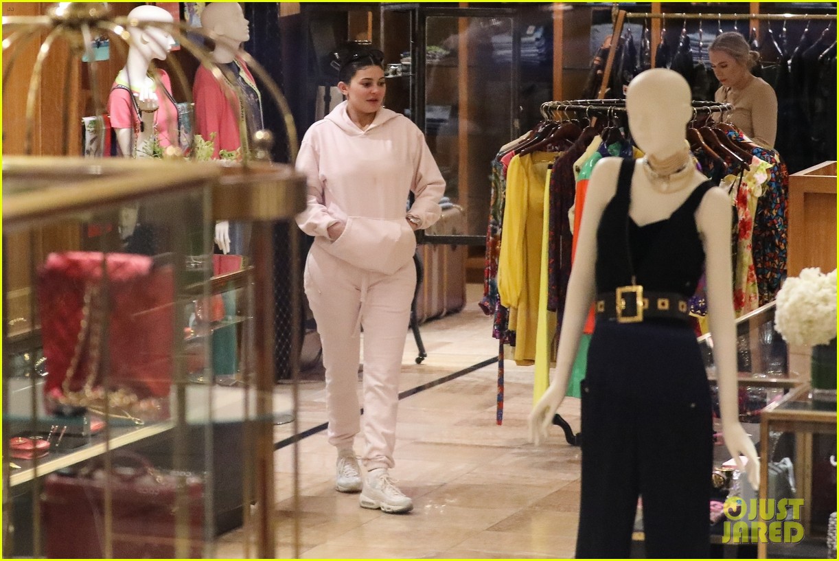 kylie jenner driving fans shopping trip 04