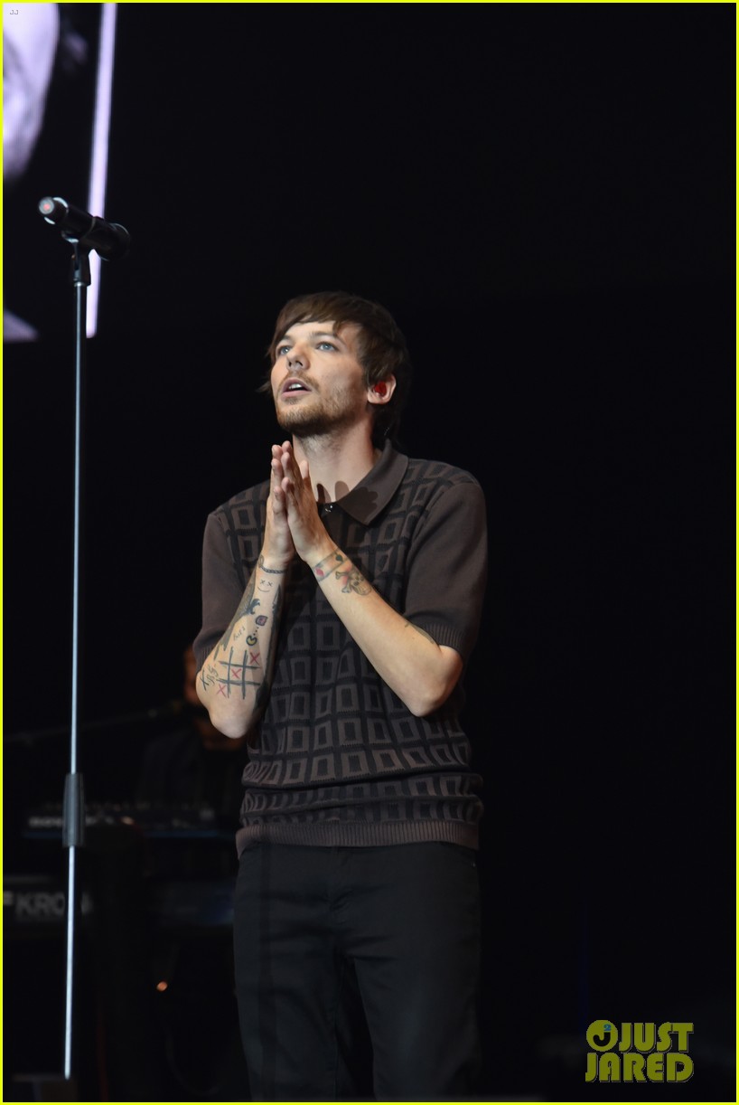 louis tomlinson liam payne perform at hits live in manchester 06