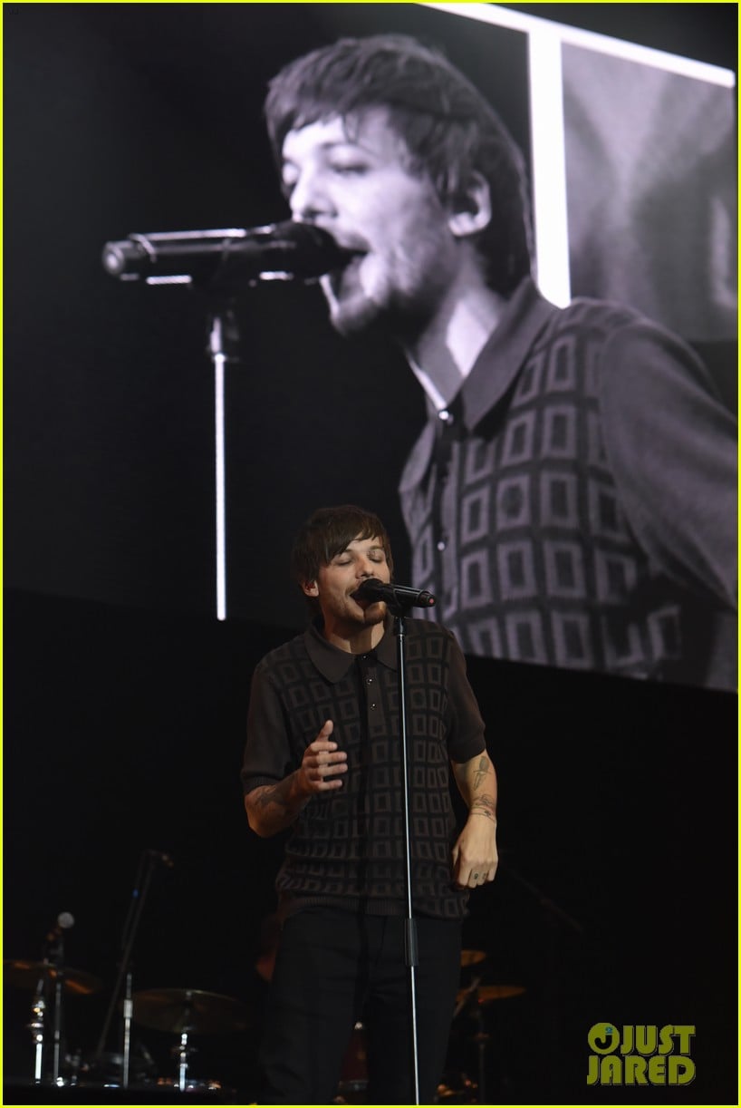 louis tomlinson liam payne perform at hits live in manchester 09