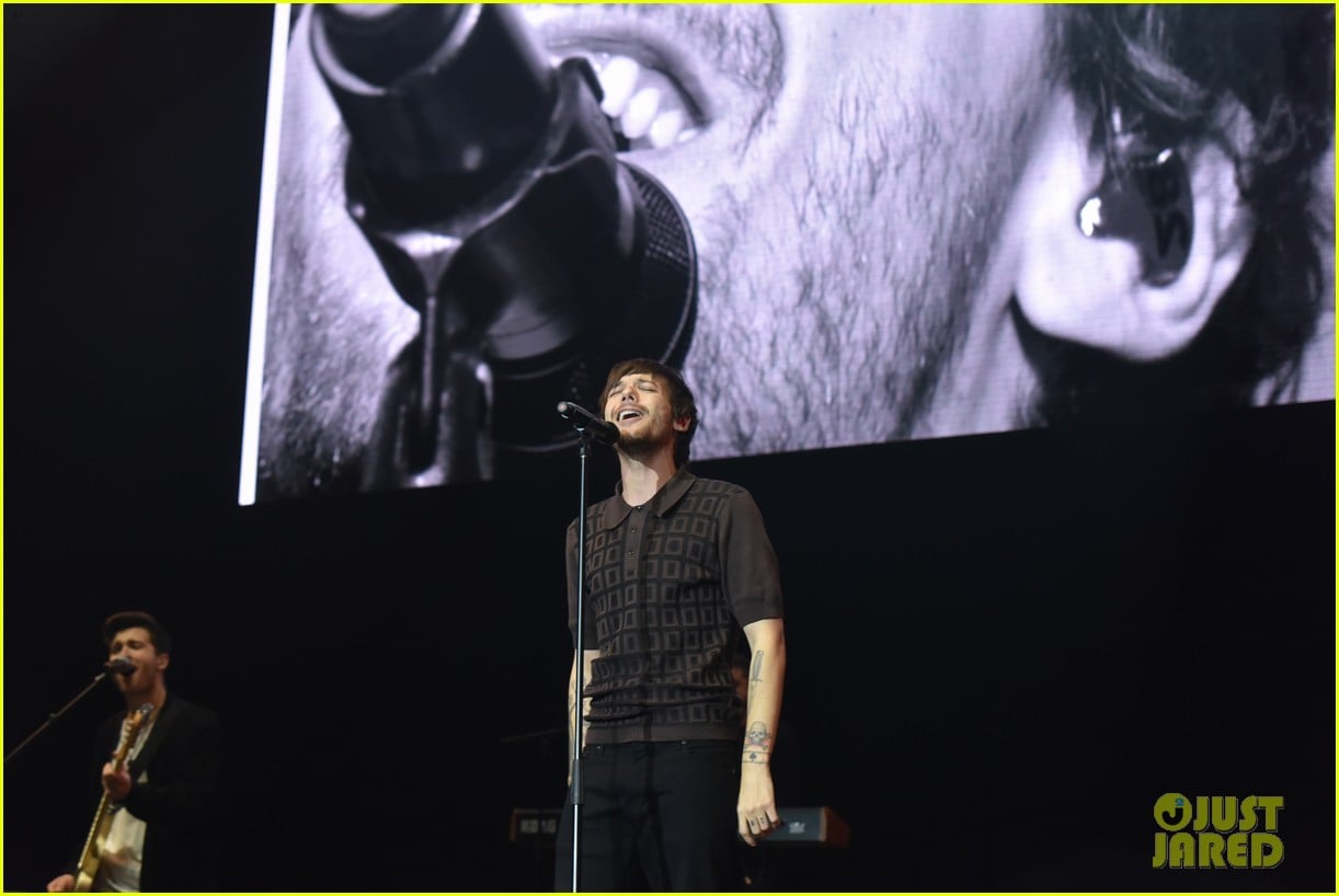 louis tomlinson liam payne perform at hits live in manchester 10