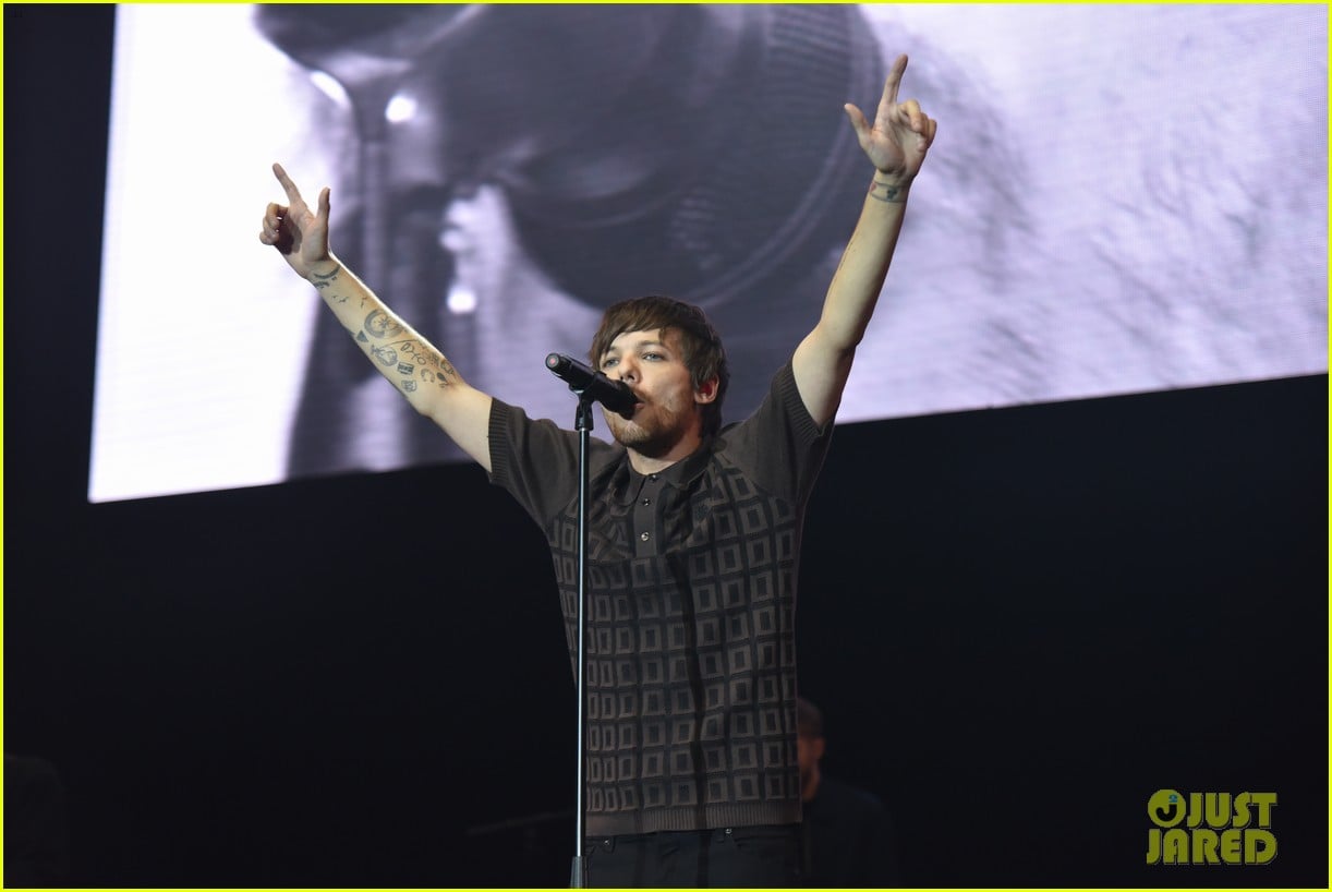 louis tomlinson liam payne perform at hits live in manchester 15