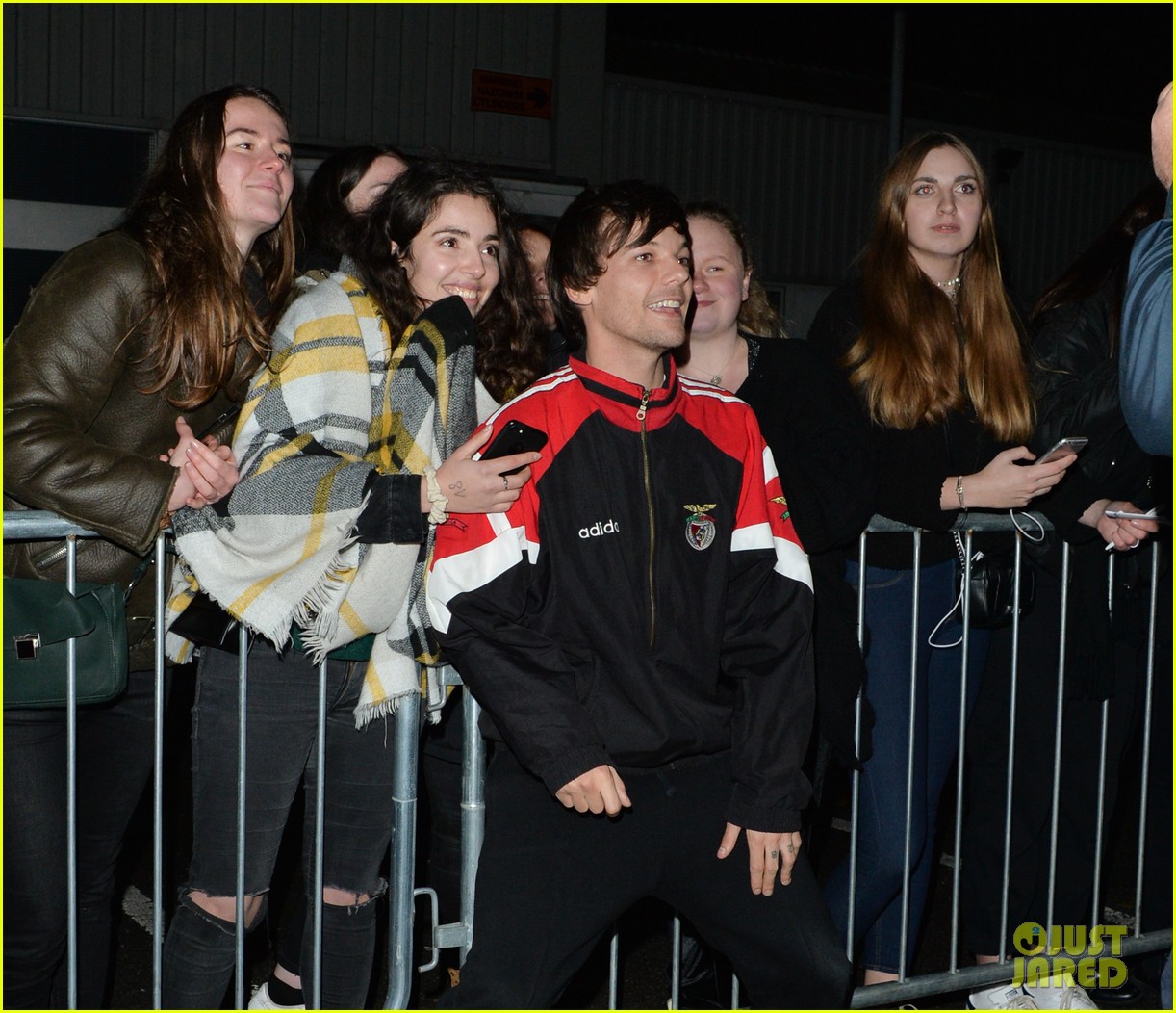 louis tomlinson fans outside xfactor band taping 03