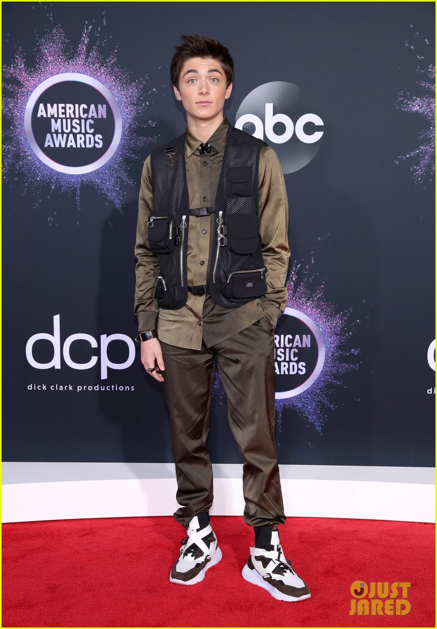 meg donnelly asher angel alyson stoner show their style at american music awards 03