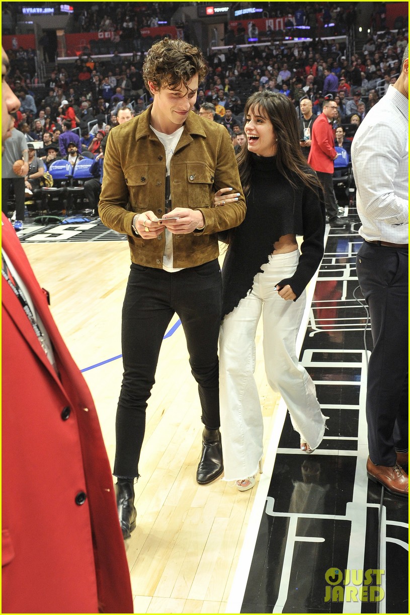 shawn mendes camila cabello share smooch clippers game 02