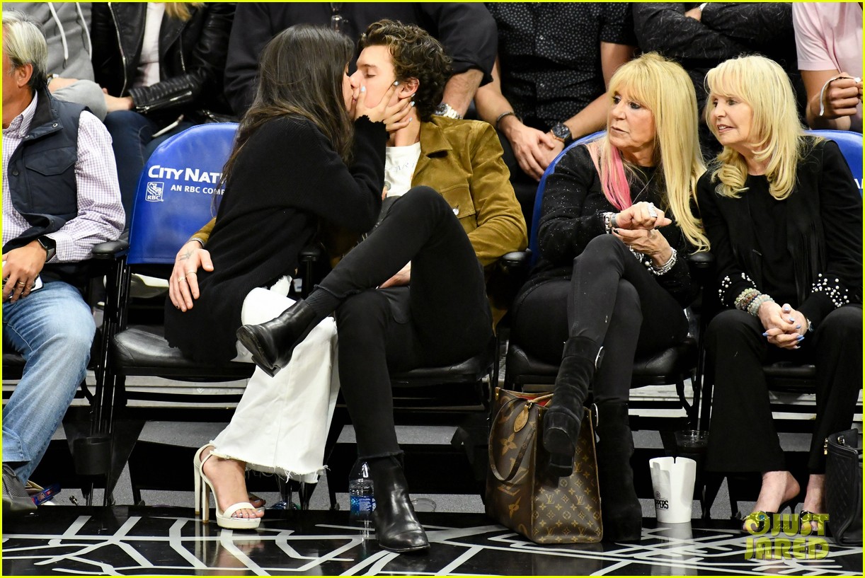 shawn mendes camila cabello share smooch clippers game 05