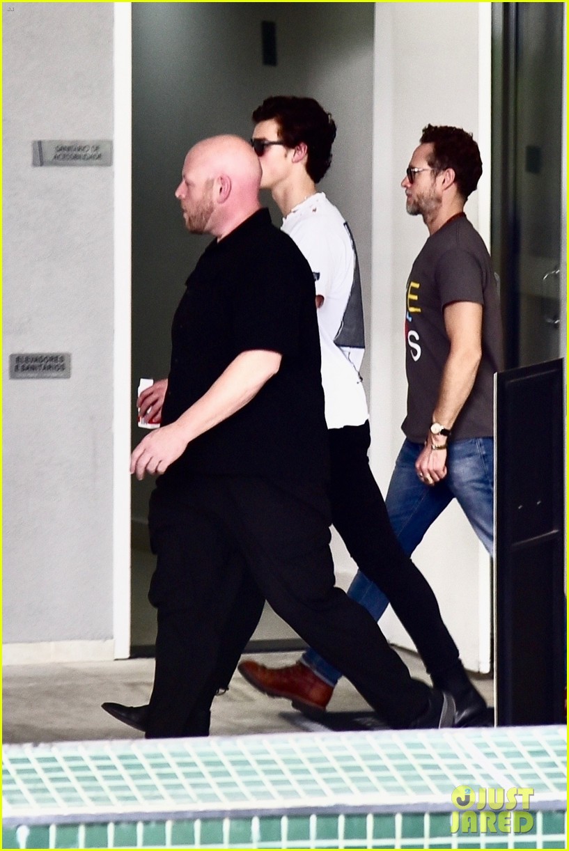 shawn mendes leaves a medical clinic 01
