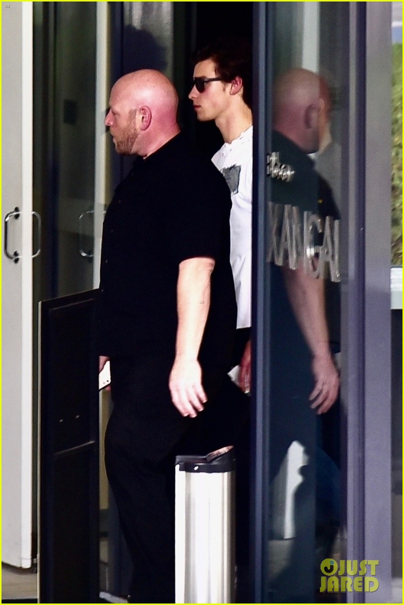 shawn mendes leaves a medical clinic 03