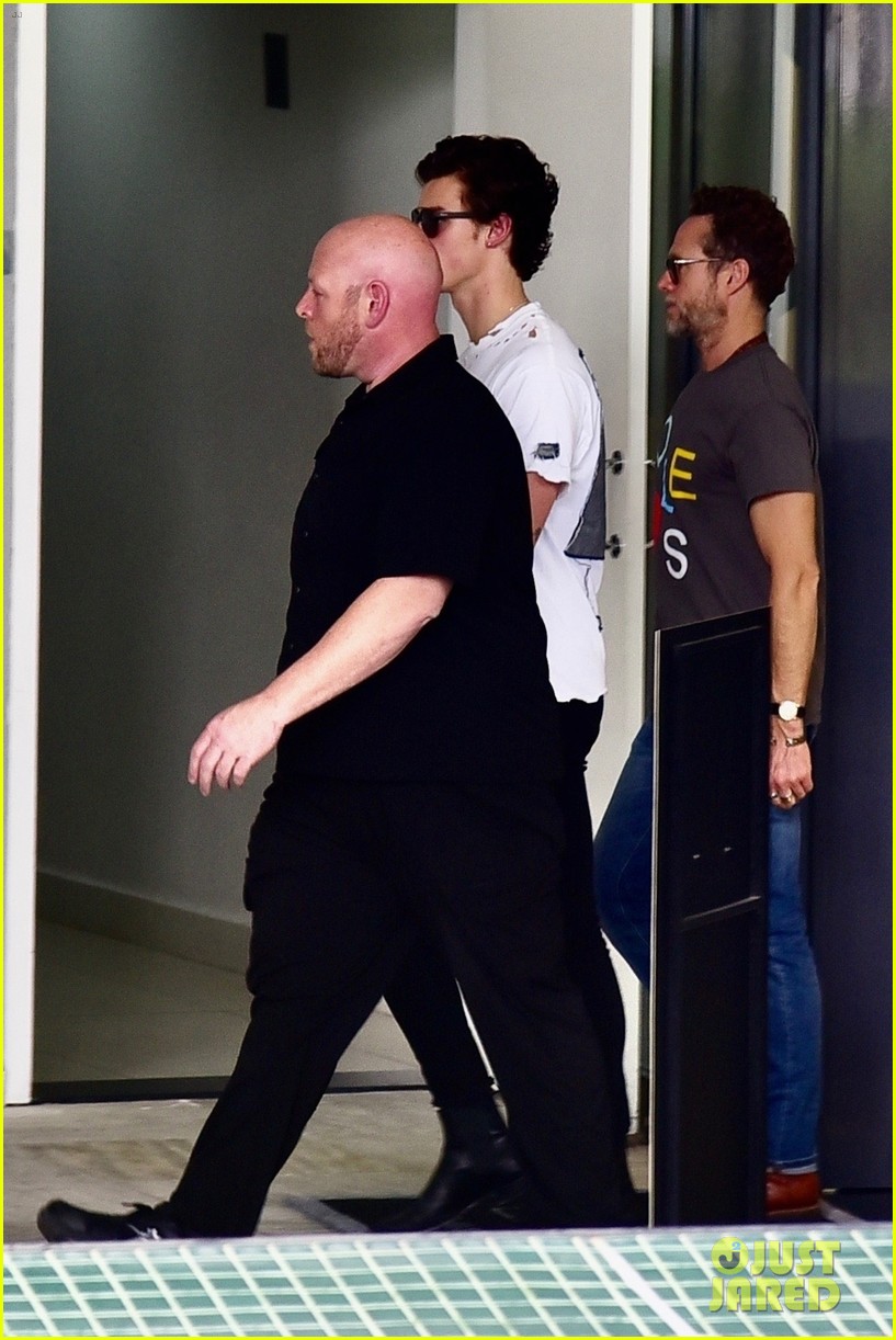 shawn mendes leaves a medical clinic 04