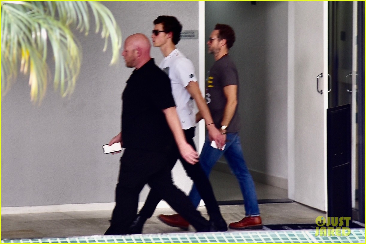 shawn mendes leaves a medical clinic 07