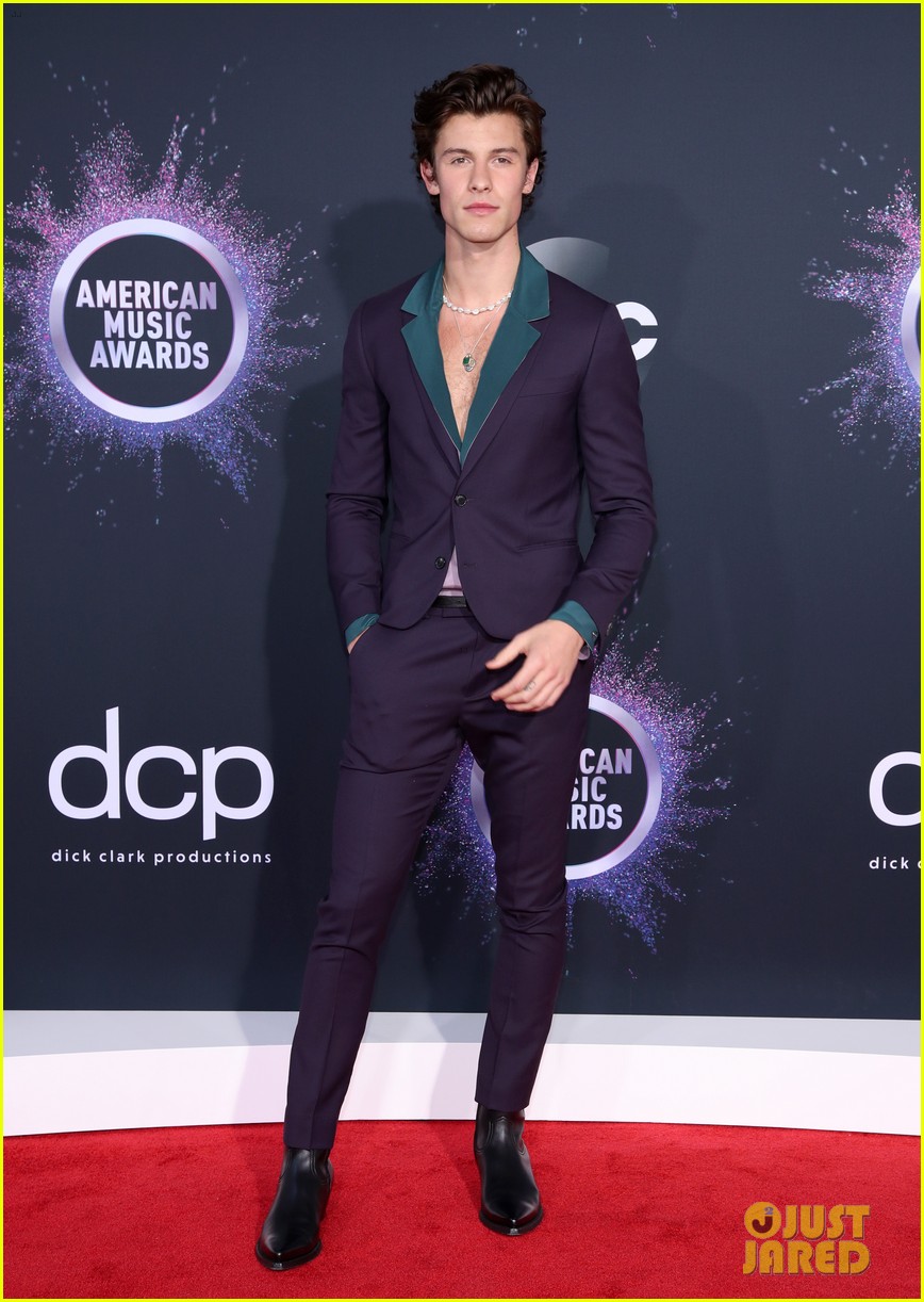shawn mendes steps out 2019 american music awards 01