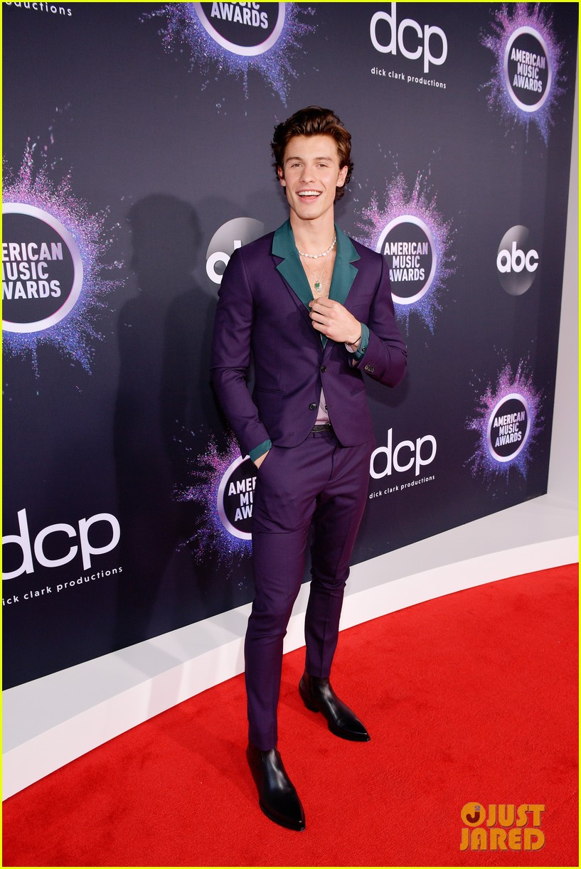 shawn mendes steps out 2019 american music awards 03