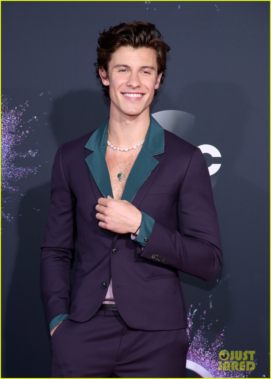 shawn mendes steps out 2019 american music awards 04