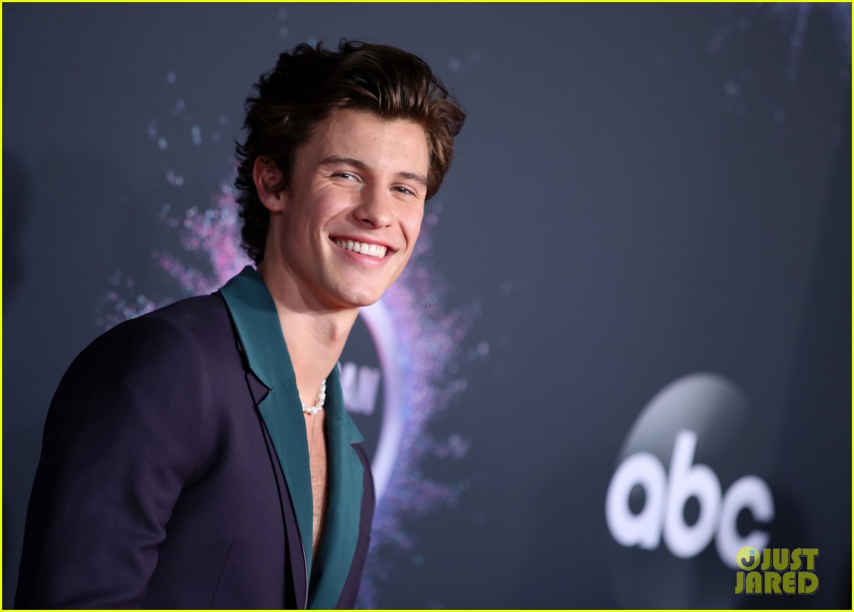 shawn mendes steps out 2019 american music awards 06