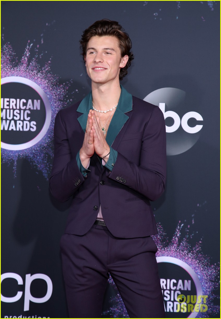 shawn mendes steps out 2019 american music awards 07