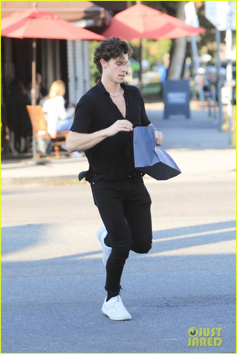 shawn mendes running through the streets 03