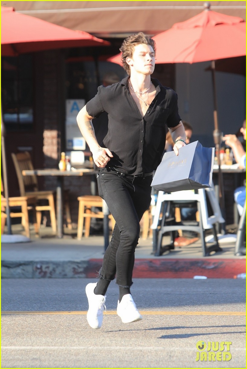 shawn mendes running through the streets 06