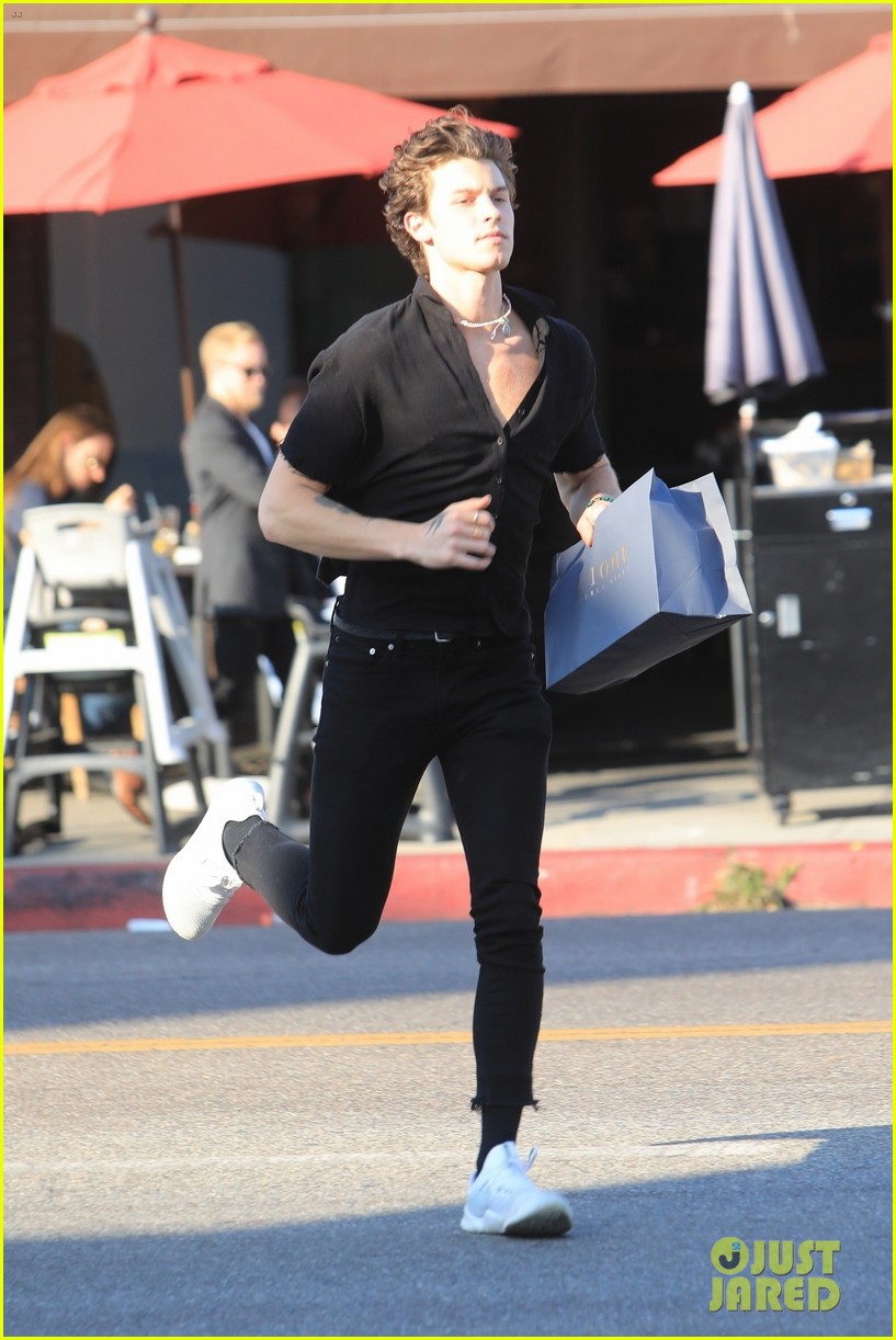shawn mendes running through the streets 07