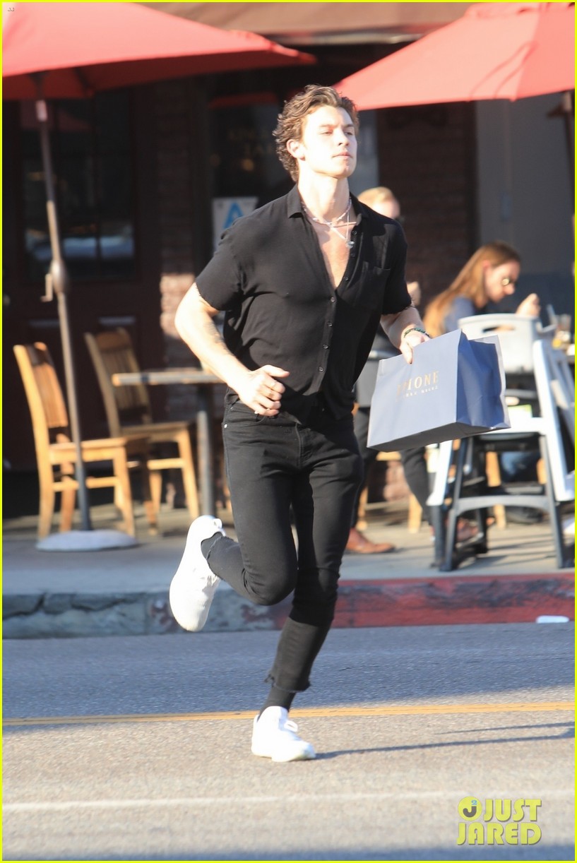 shawn mendes running through the streets 08