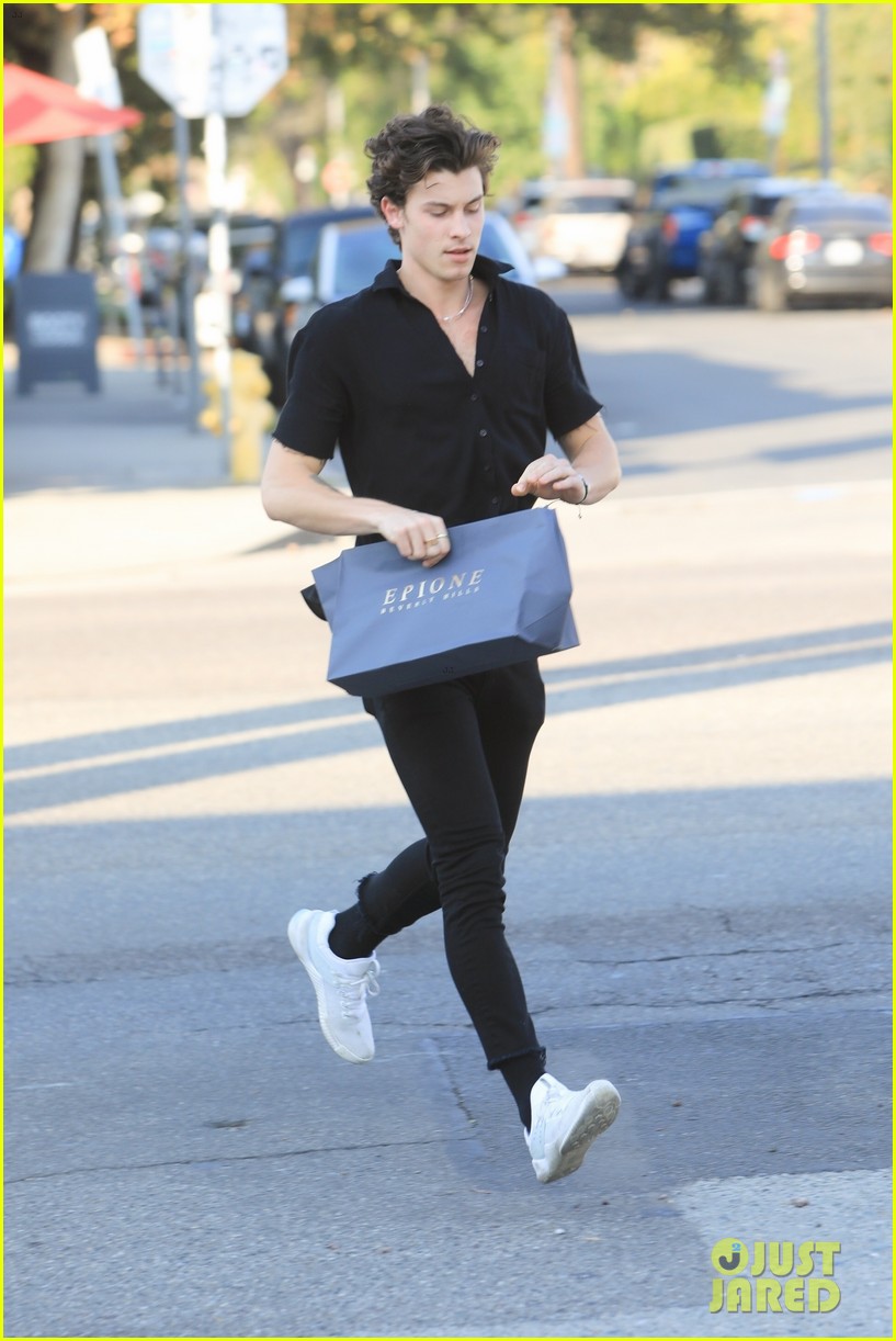 shawn mendes running through the streets 13