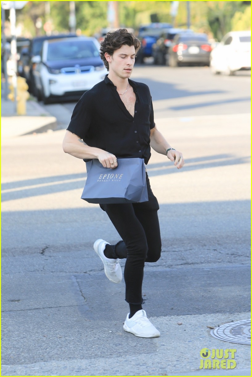 shawn mendes running through the streets 14