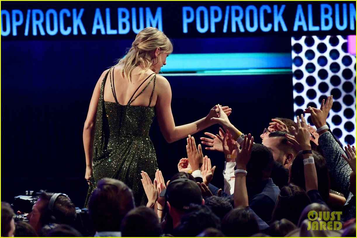 taylor swift accepts american music awards 12