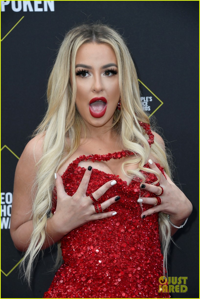 tana mongeau sparkles in red at peoples choice awards 02