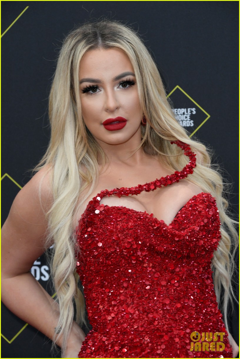 tana mongeau sparkles in red at peoples choice awards 04