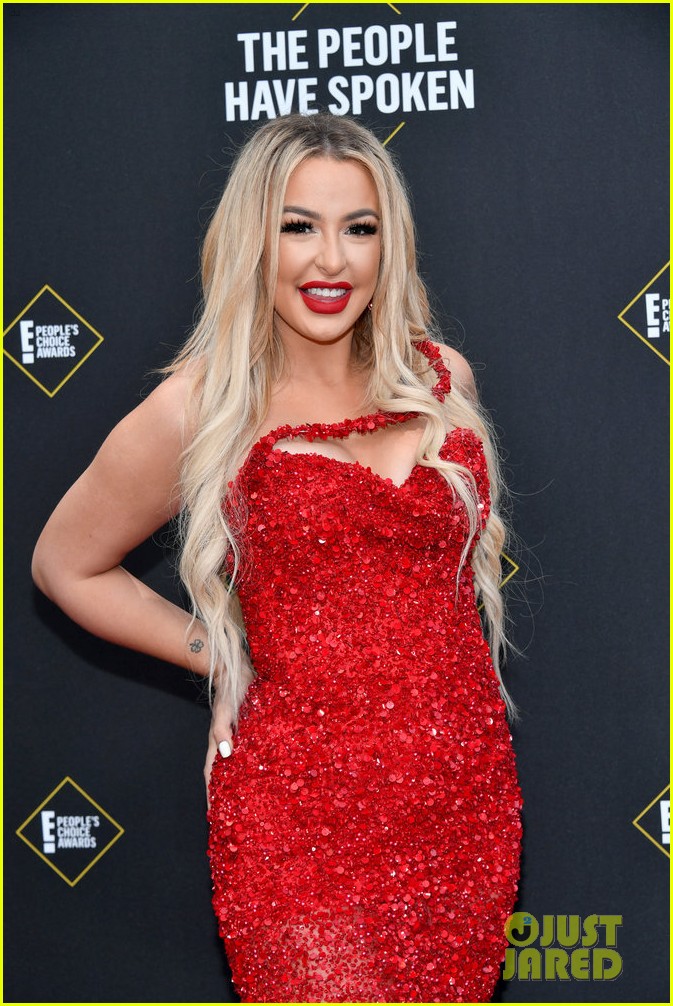 tana mongeau sparkles in red at peoples choice awards 06