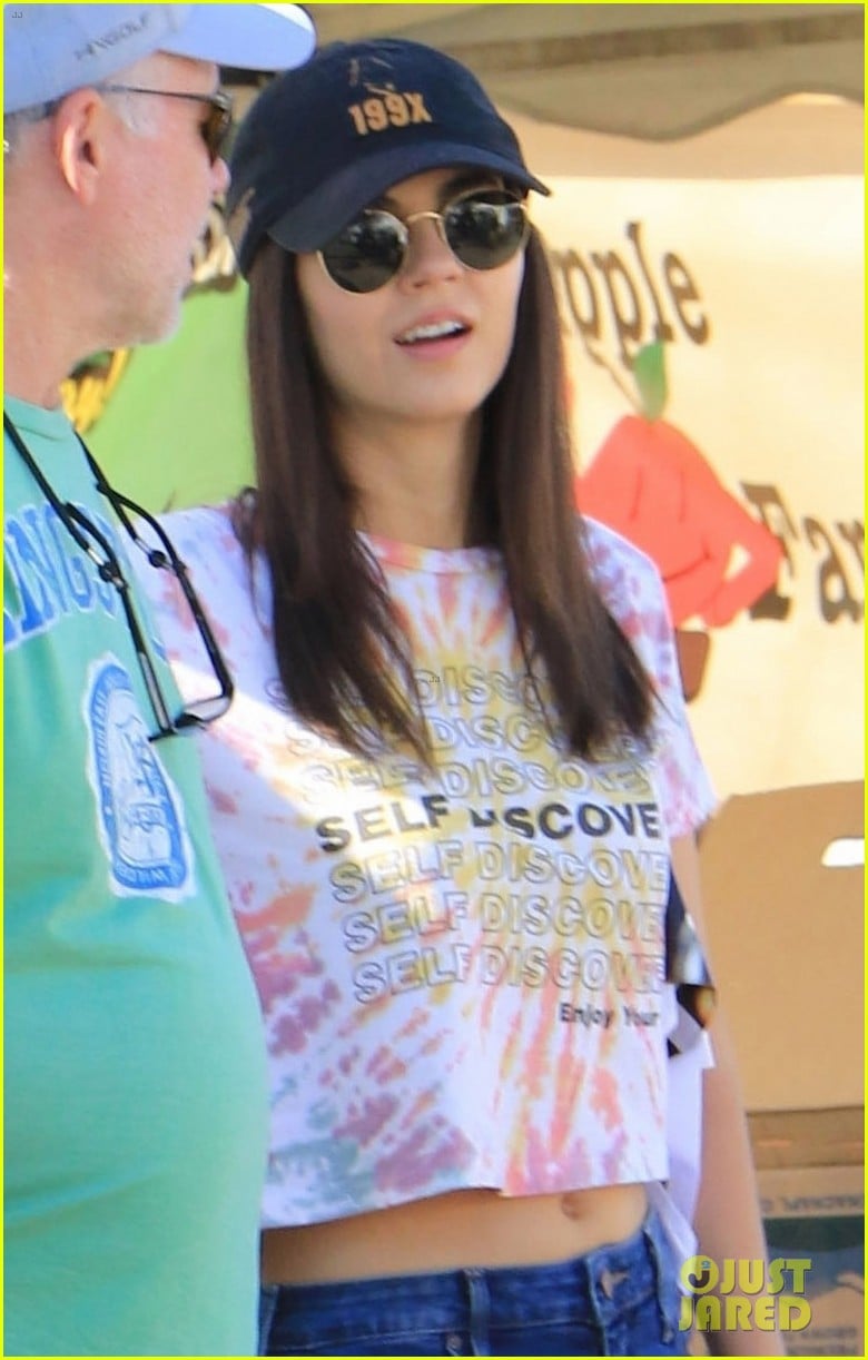 victoria justice farmers market with her dad 03