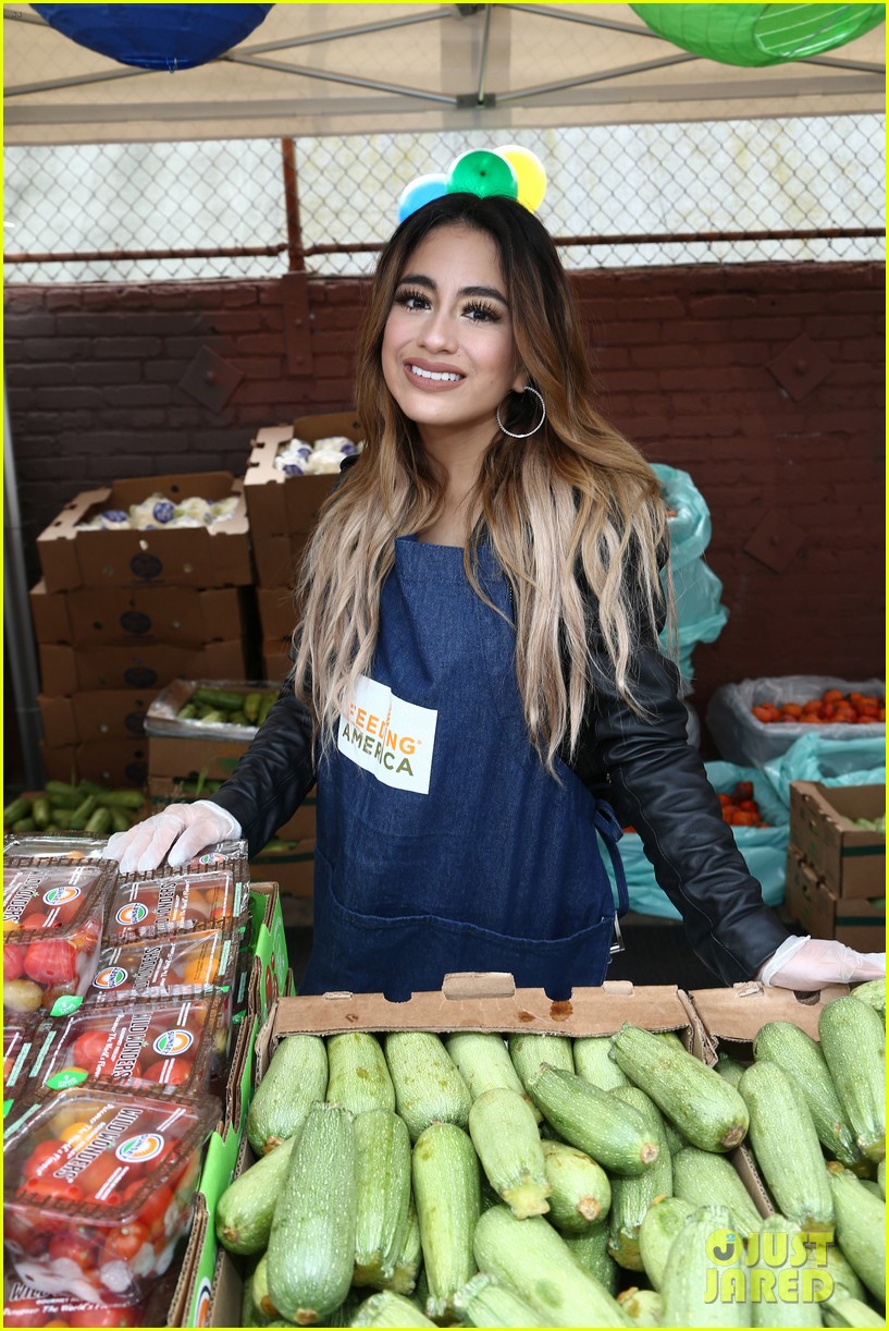 ally brooke emma roberts hannah zeile help provide lunch produce to families 04