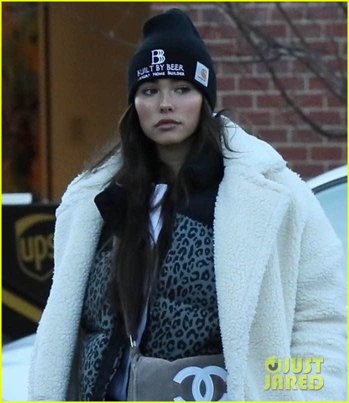 madison beer bundles up while shopping in aspen 04