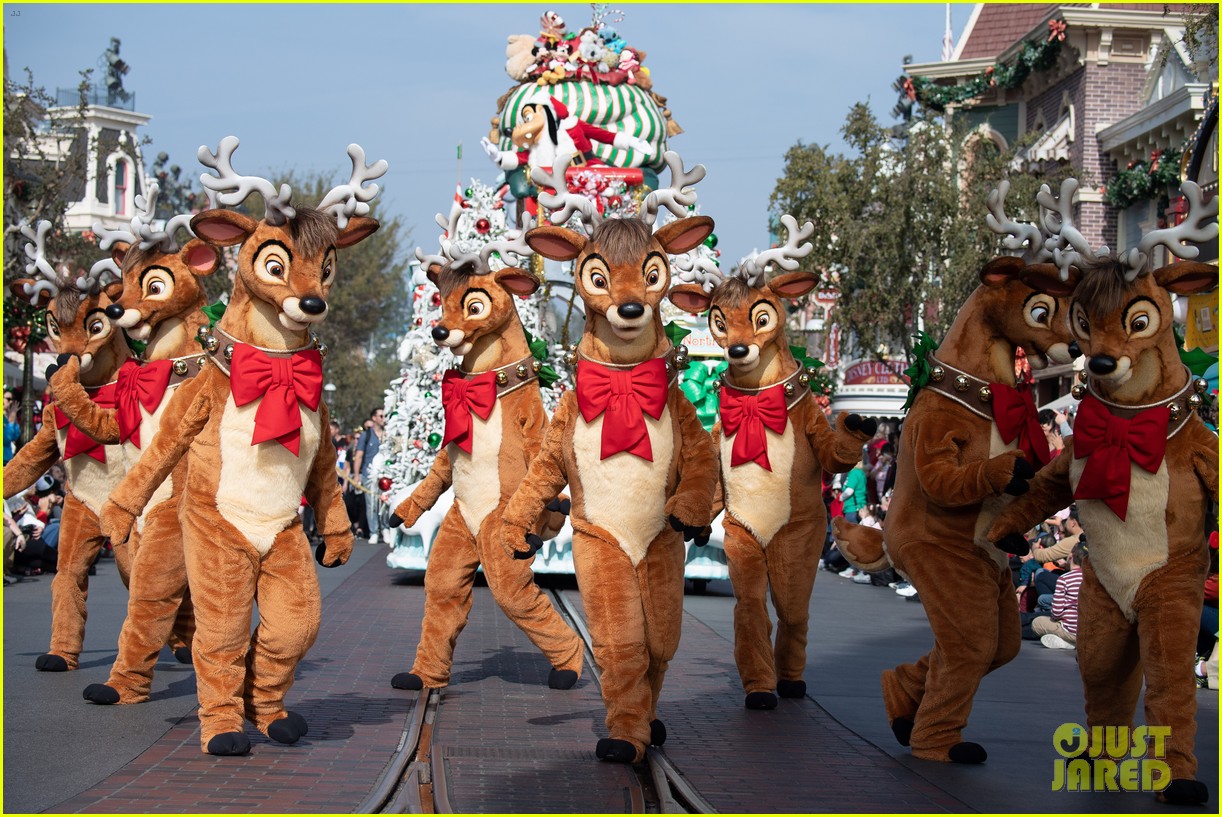 disney parks magical christmas day parade 2019 performers guests 11