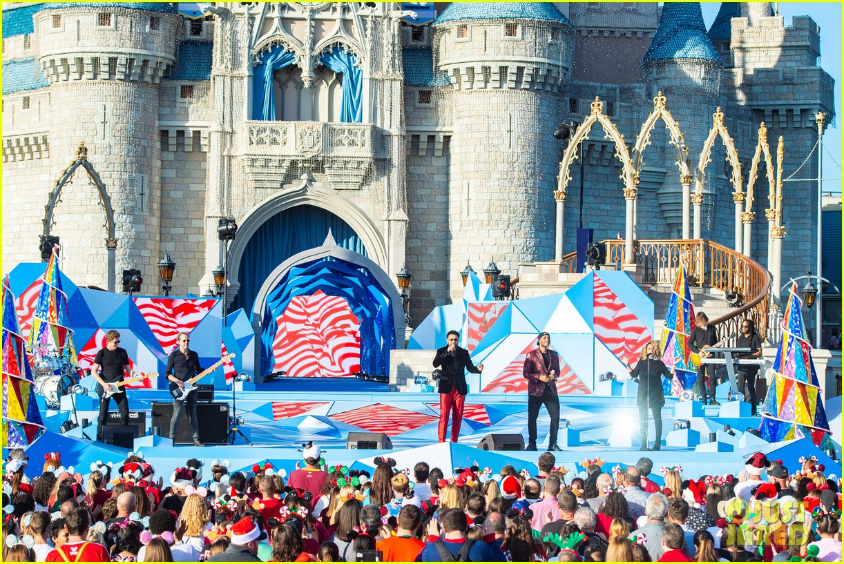 disney parks magical christmas day parade 2019 performers guests 12