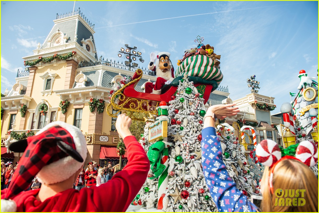 disney parks magical christmas day parade 2019 performers guests 29