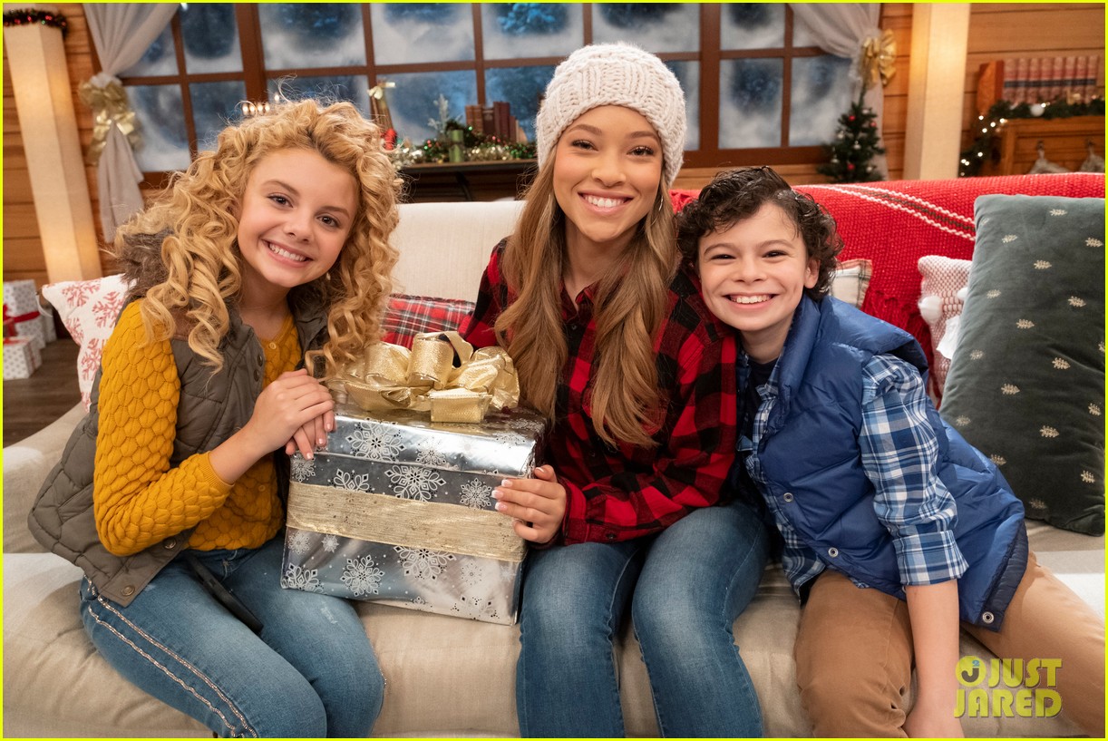 disney channels holidays unwrapped music event exclusive photos 06