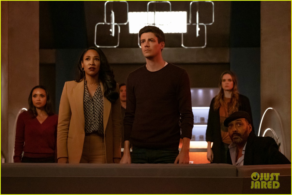 team flash fight against bloodwork army on the flash midseason finale 03