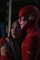 team flash fight against bloodwork army on the flash midseason finale 02