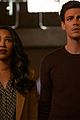 team flash fight against bloodwork army on the flash midseason finale 08