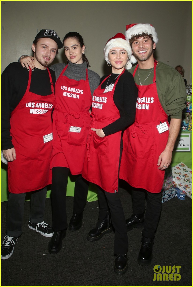 amelia gray delilah belle boyfriends celebrate christmas with los angeles mission 02