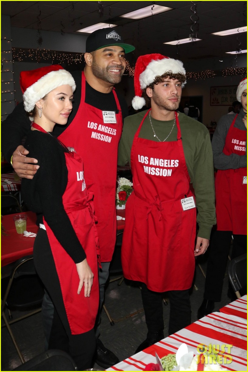 amelia gray delilah belle boyfriends celebrate christmas with los angeles mission 06