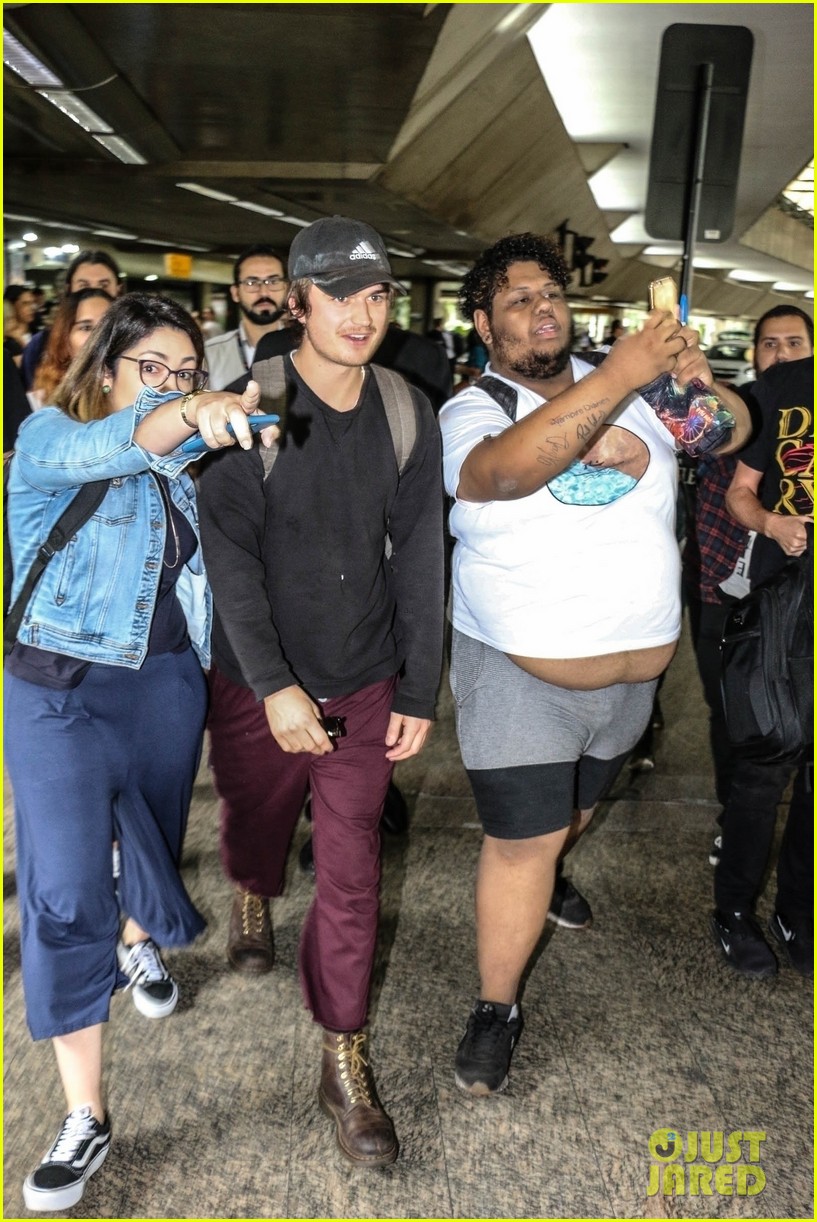 joe keery gets mobbed by fans upon brazil arrival 03