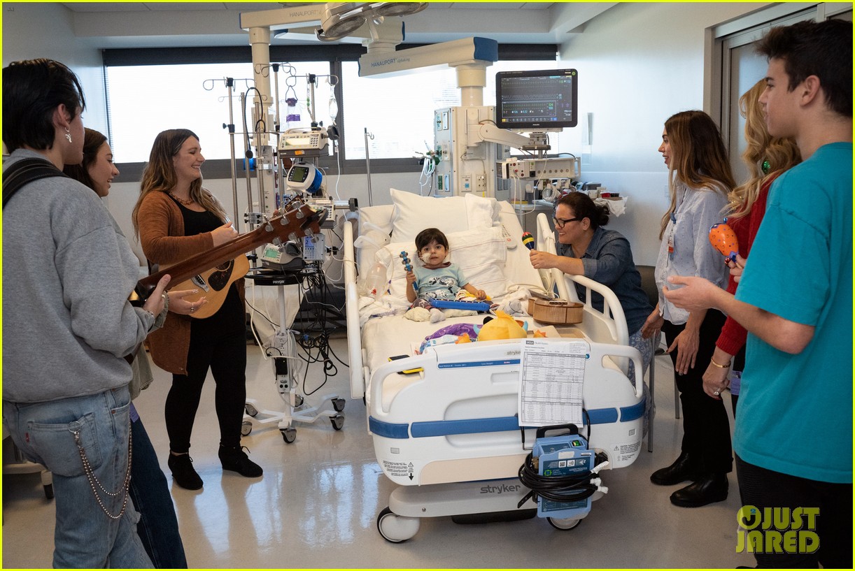 kenzie ziegler isaak presley visit ucla mattel childrens hospital for music therapy 06