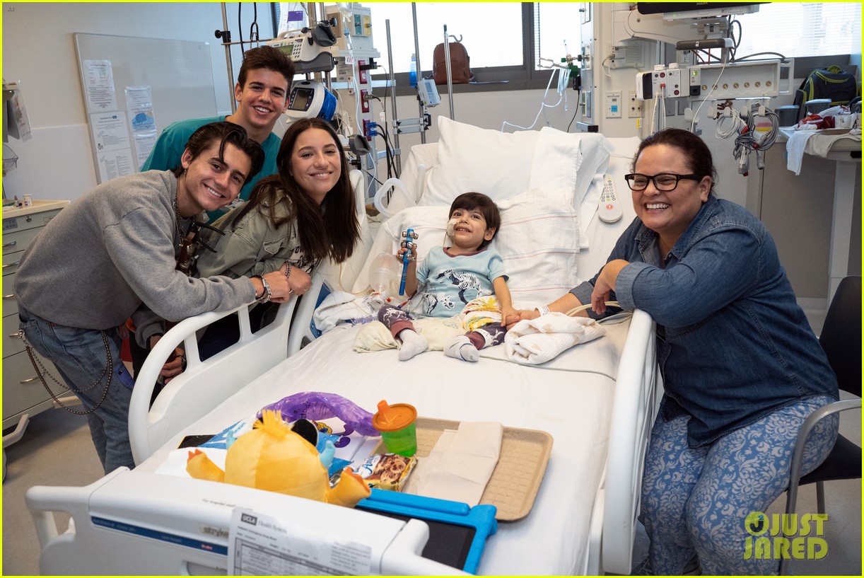 kenzie ziegler isaak presley visit ucla mattel childrens hospital for music therapy 07