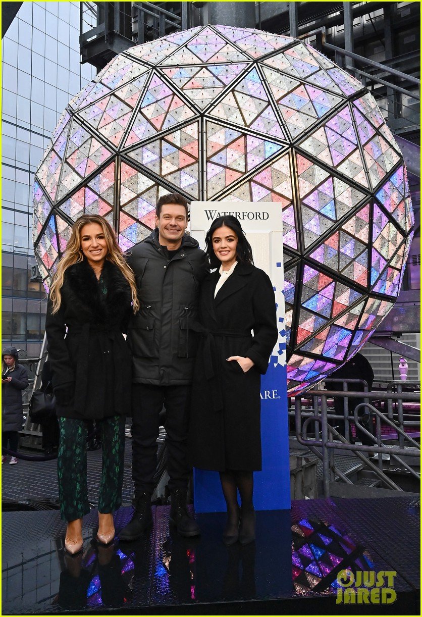 lucy hale nye rehearsals ryan seacrest 06