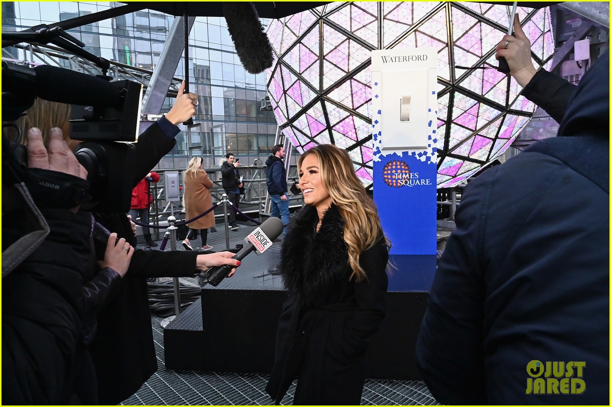 lucy hale nye rehearsals ryan seacrest 16