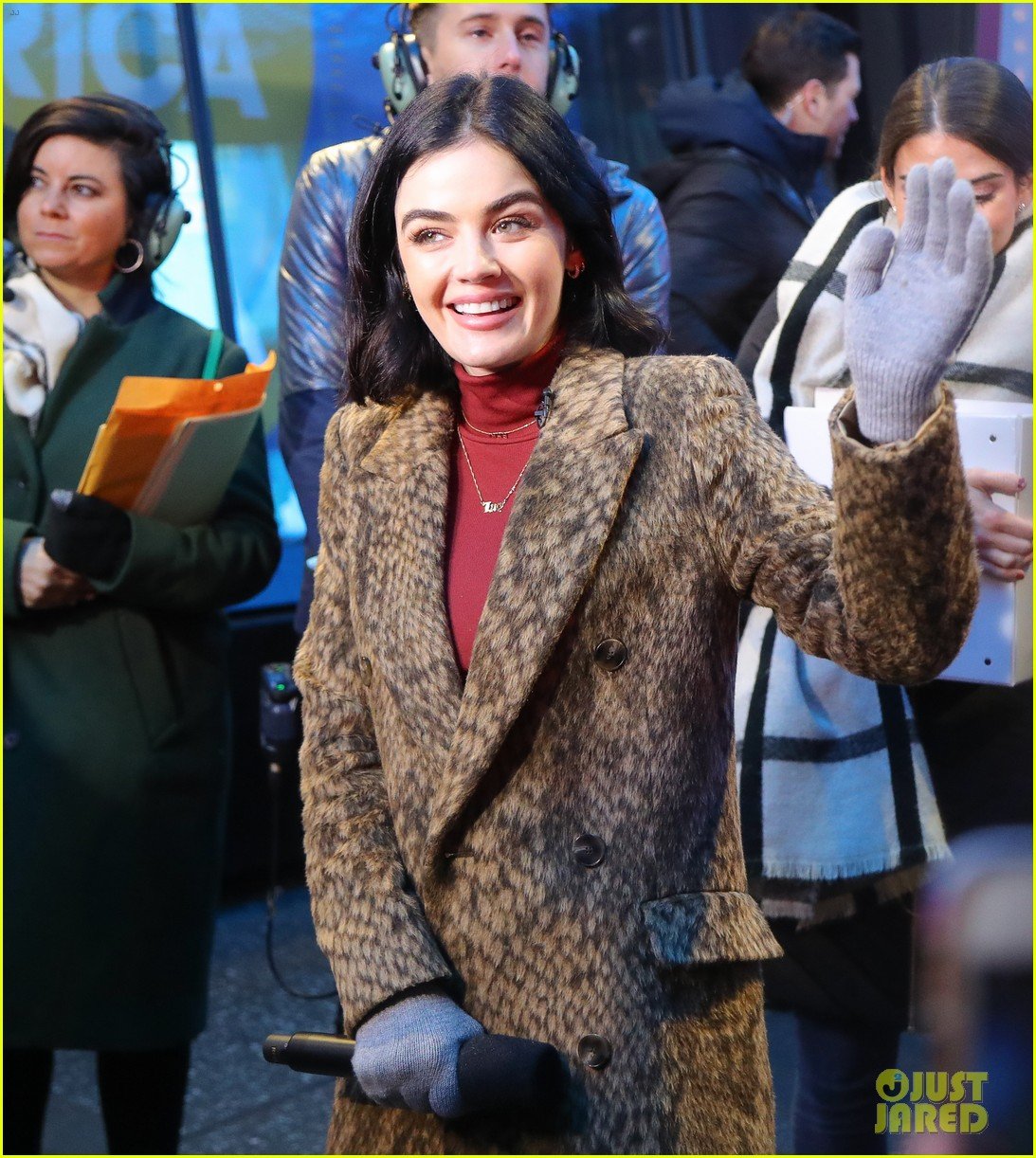 lucy hale nye rehearsals ryan seacrest 26